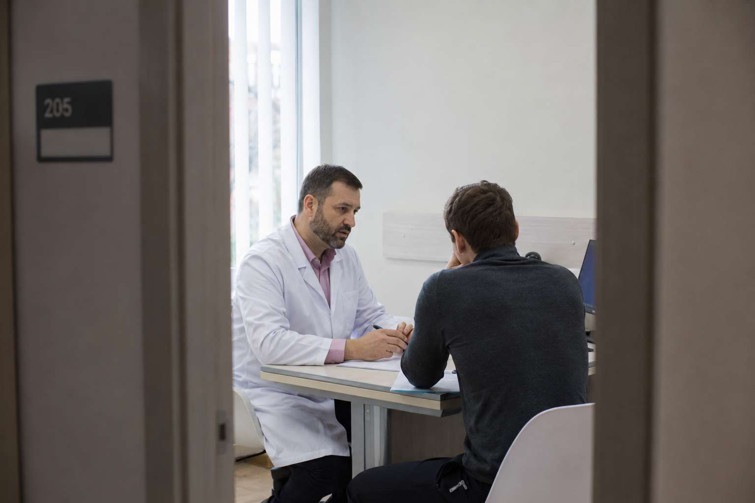 Врач консультирует пациента по теме причин депрессии